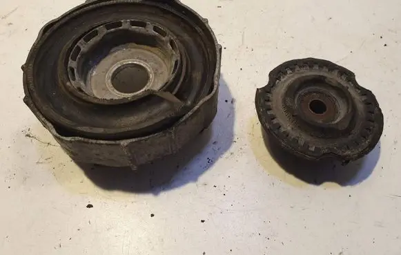 Volkswagen Touareg I Rear coil spring rubber mount 7L0411189 7L0412327