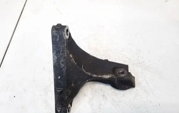 Subaru Legacy Engine mounting bracket