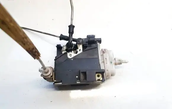 Audi A4 S4 B5 8D Front door lock 8d1837016e
