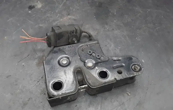 Volkswagen Touareg I Engine bonnet/hood lock/catch 7L0823503A