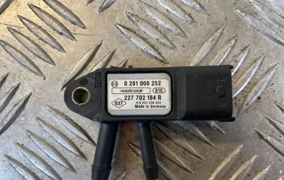Opel Vivaro Exhaust gas pressure sensor 227702184R 0281006252 140626T2250F