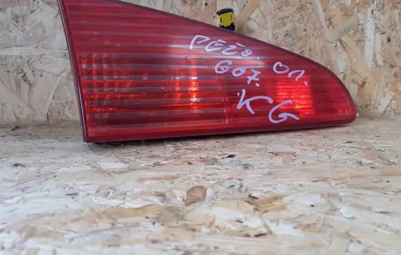 Peugeot 607 Tailgate rear/tail lights