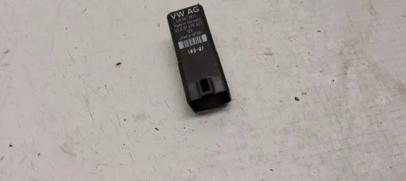 Volkswagen Golf V Glow plug pre-heat relay 038907281D