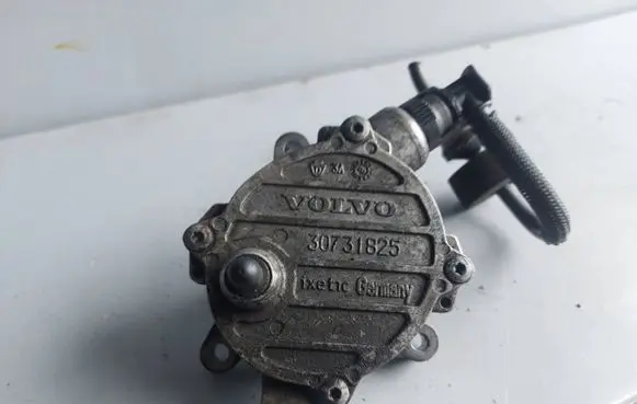 Volvo V70 Vacuum pump 30731825