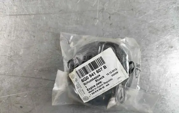 Volkswagen PASSAT CC Headlight/headlamp dust cover 6q0941607b