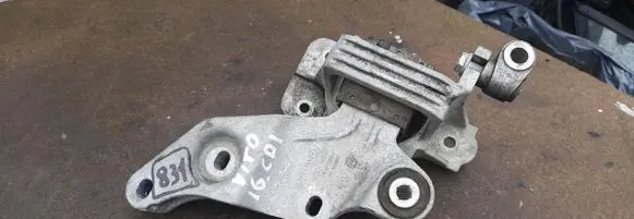 Engine mount vacuum valve