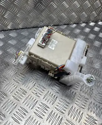 Toyota Avensis T270 Fuse module 8273005J90