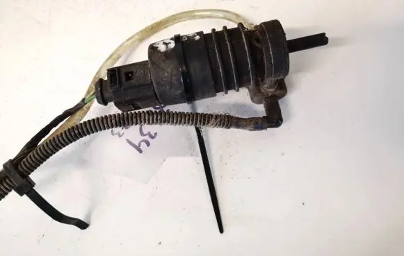 Volkswagen Touran I Windscreen/windshield washer pump