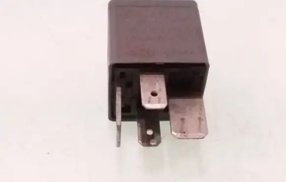 Volkswagen PASSAT B5 Other relay 8D0951253 V23134J52X300 370