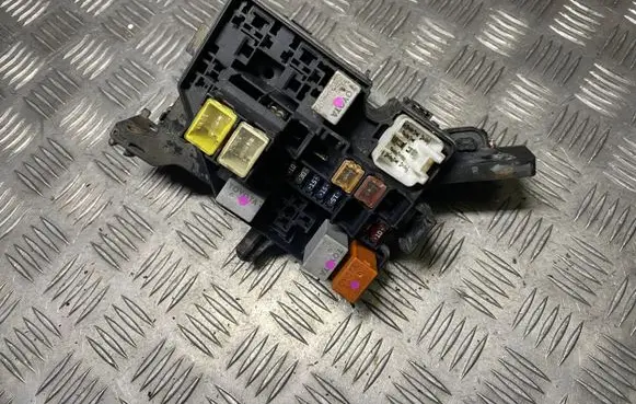 Toyota Yaris Fuse box set 71545127