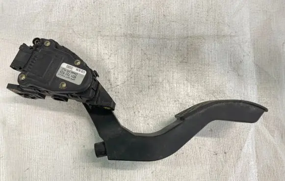 Volkswagen PASSAT B5 Accelerator throttle pedal 8D1721523 6PV00777007