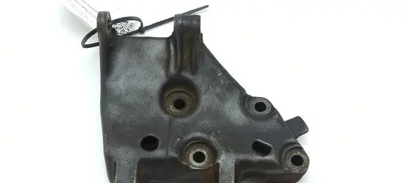 Mercedes-Benz COMPAKT W115 Generator/alternator bracket 1151550935