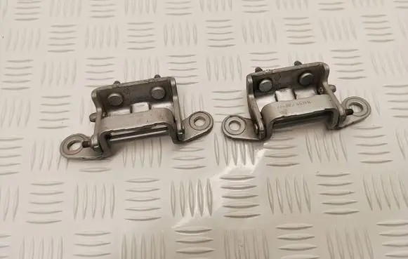 Tailgate/trunk/boot hinge