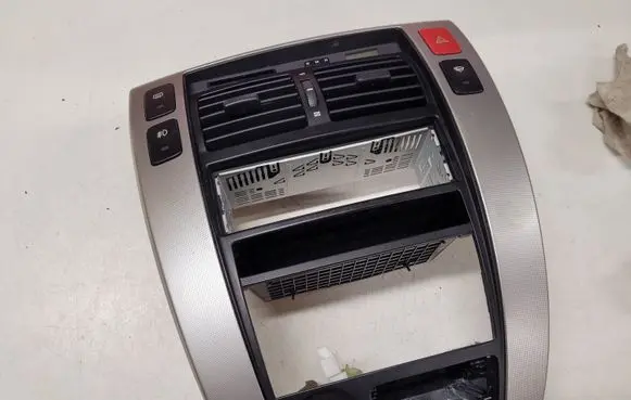 Hyundai Tucson JM Dash center air vent grill 945102E901 U0502348