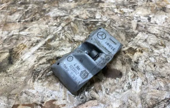 Mercedes-Benz SL R230 Tire pressure sensor A0008223406