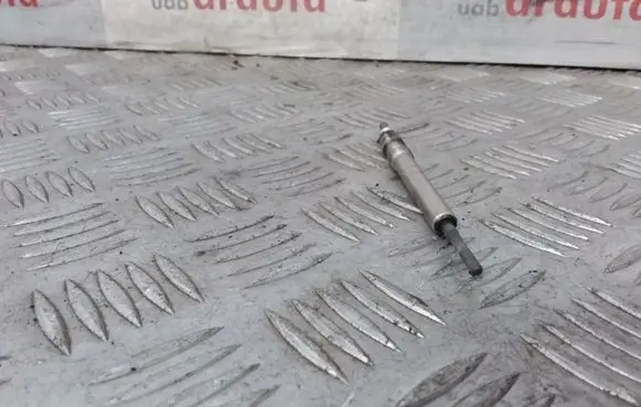 Volkswagen PASSAT B7 Glow plug 03L963319 0250403007