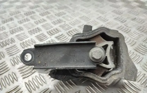 Volvo XC60 Engine mount bracket