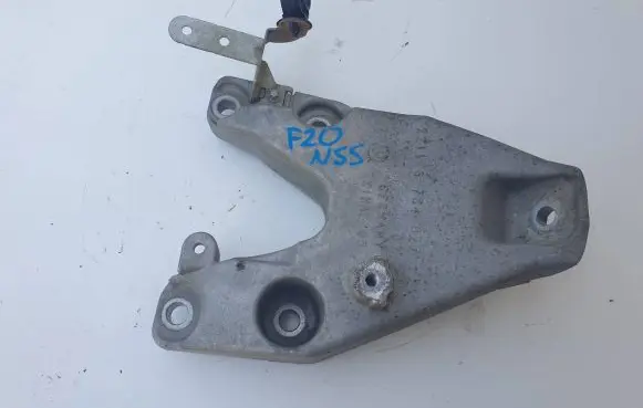 BMW 1 F20 F21 Engine mounting bracket 6784827