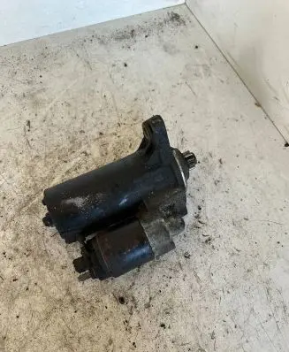 Volkswagen Golf IV Starter motor 005821879