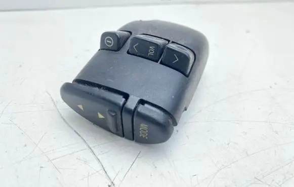 Toyota Avensis T220 Steering wheel buttons/switches 8623020010