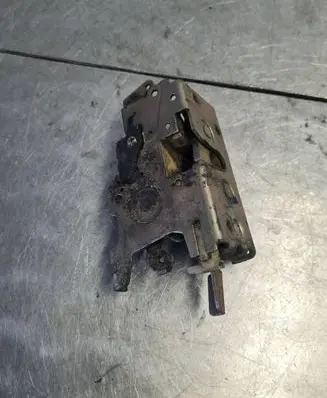 Volkswagen II LT Front door lock 9017200135