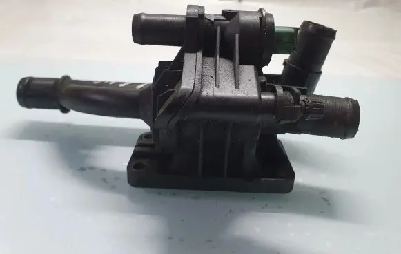 Ford Focus C-MAX Thermostat/thermostat housing 0746