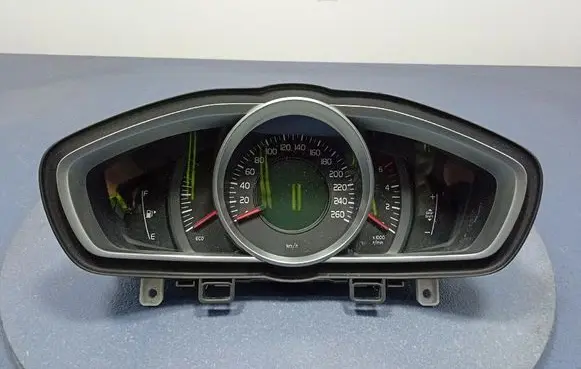 Volvo V40 Speedometer (instrument cluster) 31453103