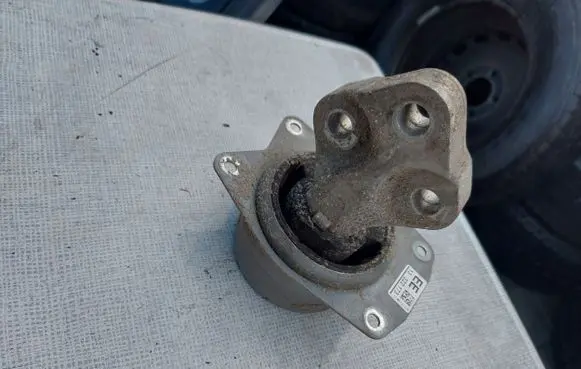 Opel Insignia A Engine mount bracket 13322173