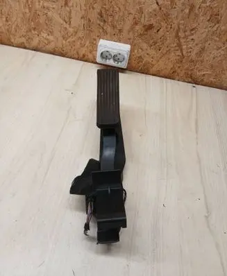 Accelerator throttle pedal