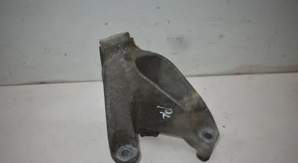 Engine mounting bracket