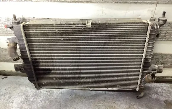 Opel Zafira B Coolant radiator 13171429