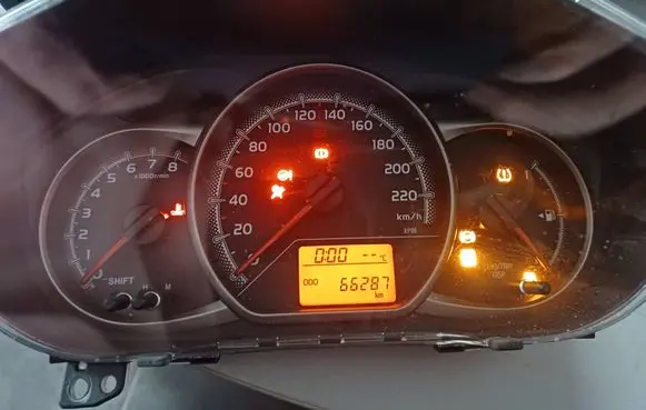 Toyota Yaris Speedometer (instrument cluster) 838000U270