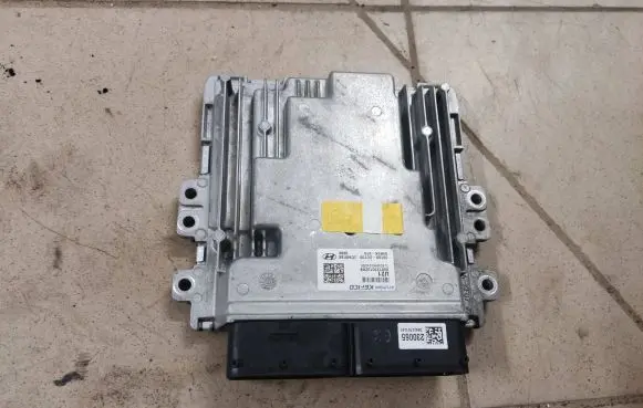 Hyundai Tucson TL Engine control unit/module 391992U100 1C94916X 9001230132KB