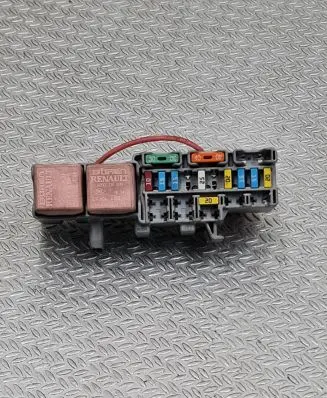 Renault Megane II Fuse module 8200338695