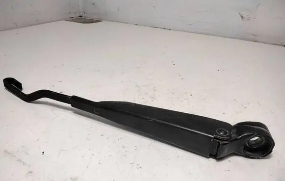 Rear wiper blade arm