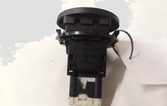 Nissan X-Trail T30 Hazard light switch 06016