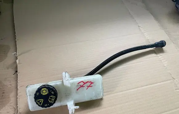 Citroen C4 II Picasso Brake fluid reservoir 9674882280
