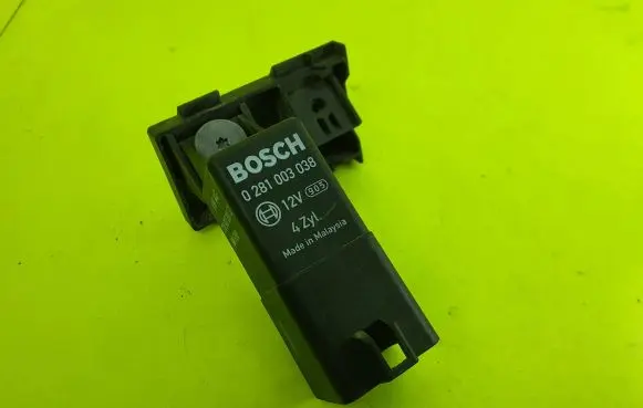 Volkswagen Golf VI Glow plug pre-heat relay 0281003038