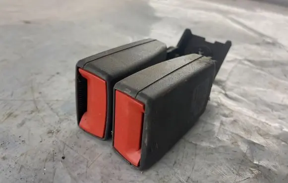 Middle seatbelt buckle (rear)