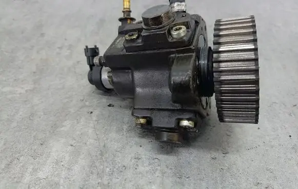 Alfa Romeo 159 Fuel injection high pressure pump 55205935