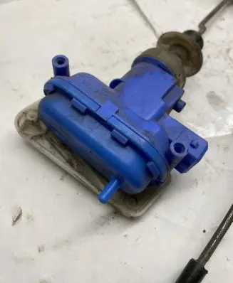 Audi 80 90 S2 B4 Central locking vacuum pump 893862123