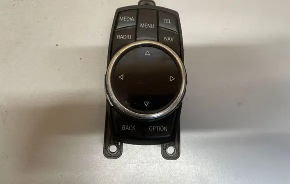 Head unit multimedia control