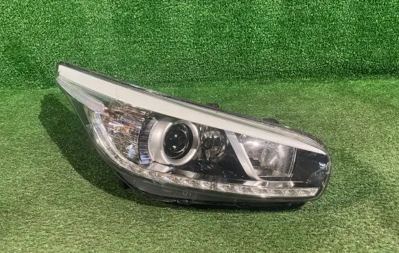 KIA Ceed Headlight/headlamp 92102A2350