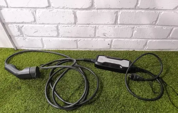 Mercedes-Benz C W205 Battery charger (optional)