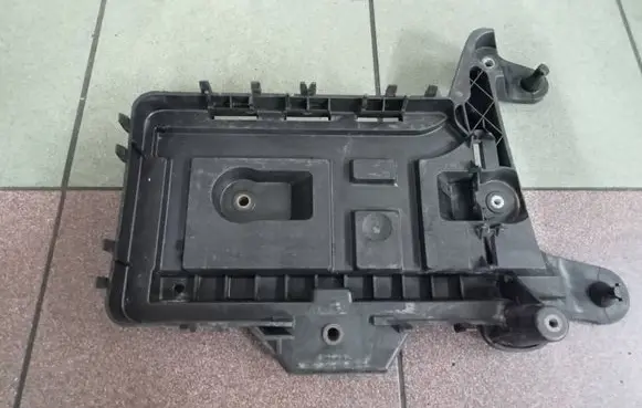 Volkswagen PASSAT B6 Battery box tray 1K0915333C