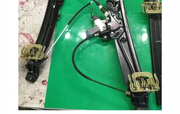 Front window lifting mechanism without motor