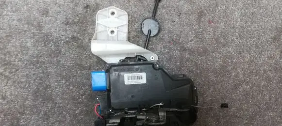 Volkswagen Caddy Front door lock 25100D6