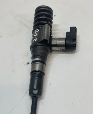 Volkswagen PASSAT B6 Fuel injector De3g130