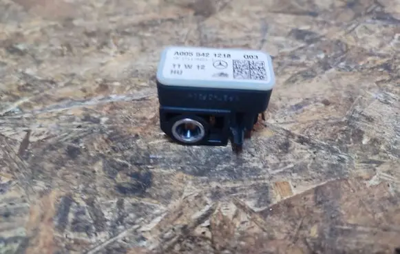 Mercedes-Benz E C207 W207 Airbag deployment crash/impact sensor A0055421218