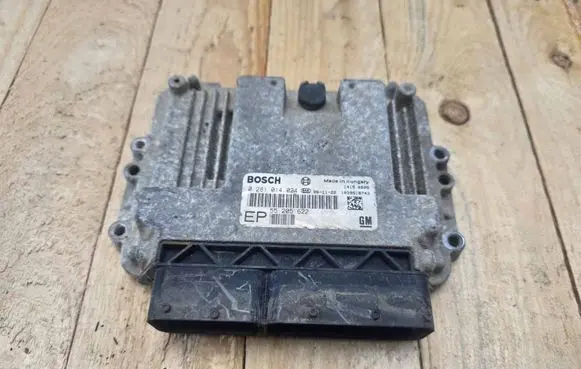 Opel Zafira B Engine control unit/module 55205622